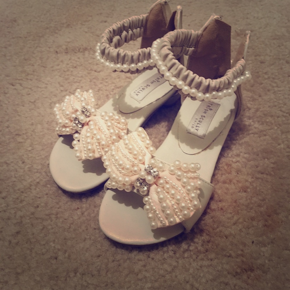 Lovely dress sandals 👡 👧🏽
